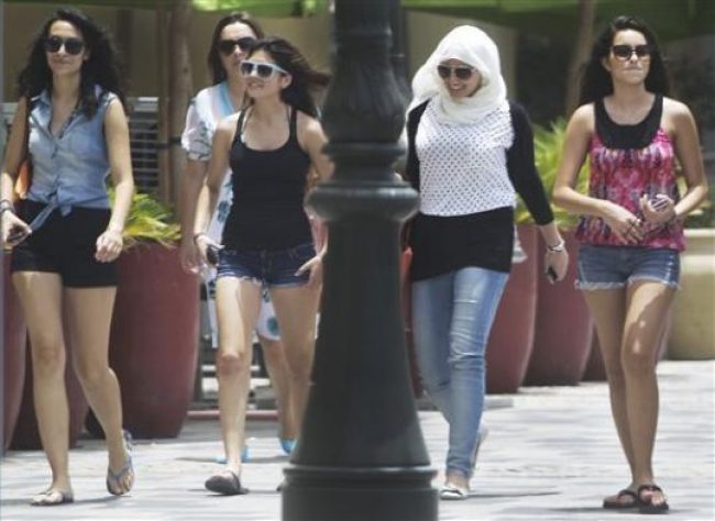 Emiratis women dressing